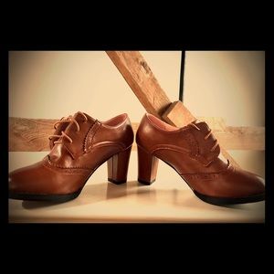 Women’s Brown leather high-heeled Oxfords
